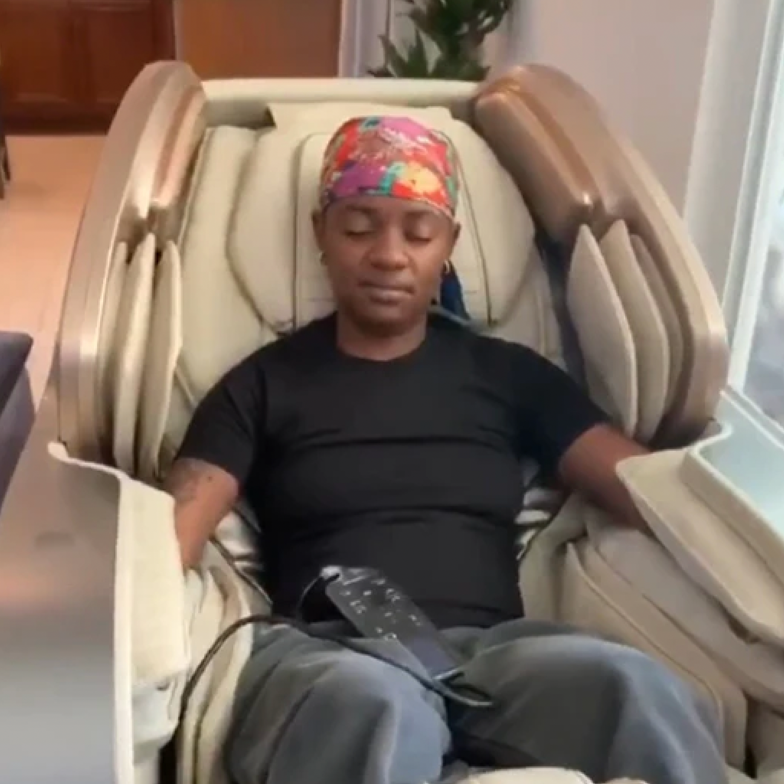 Bre-Z sits on the phantom 2 massage chair and relaxes.